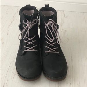 Girls Ugg boots size USA 5 S/N 1017816k